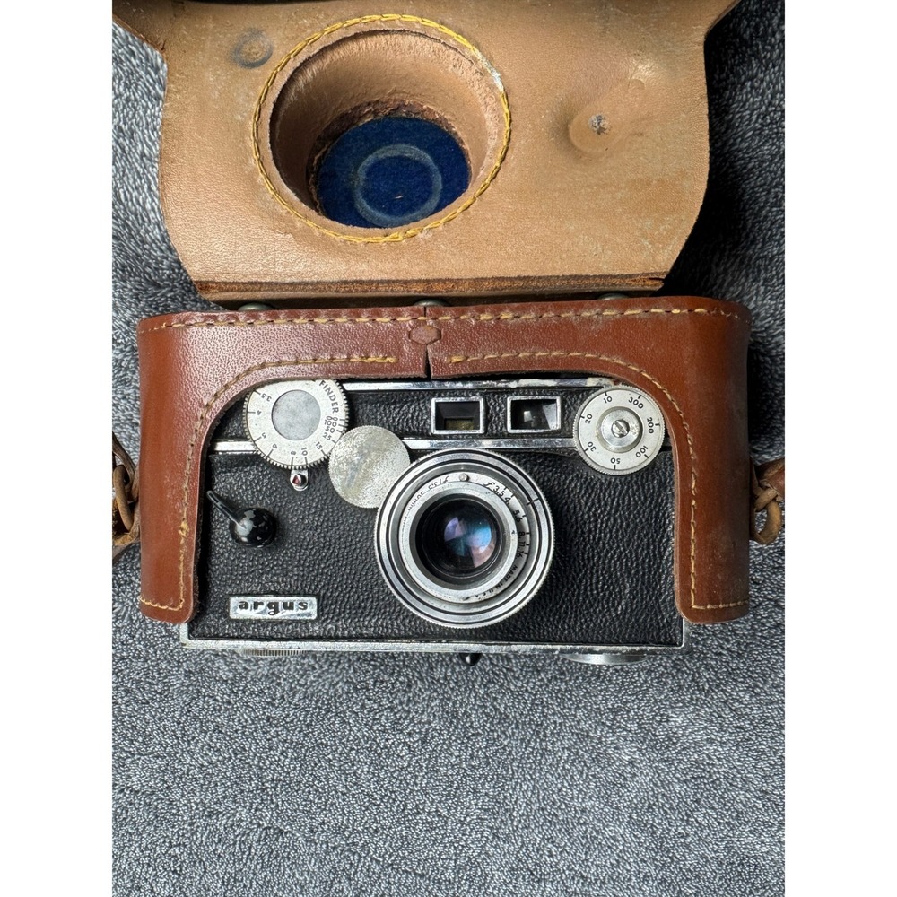 Vintage Argus C3 Rangefinder 35mm Camera w Leather Case Classic USA - Picture 3 of 10